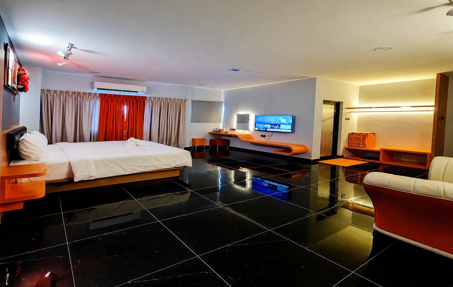 King Suite at Eng Wan Hotel — spacious bedroom with king bed